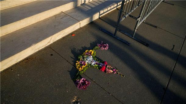 Blumen in Form einer Gebärmutter liegen vor den Stufen des Obersten Gerichtshofs in Washington.