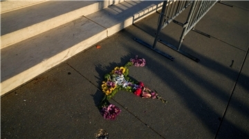 Blumen in Form einer Gebärmutter liegen vor den Stufen des Obersten Gerichtshofs in Washington.