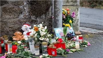 Blumen, Kuscheltiere und Kerzen vor dem Kinder- und Jugendhilfezentrum, in dem die Zehnjährige tot aufgefunden wurde.