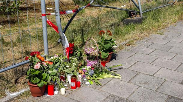 Blumen liegen am Tatort in Varel im Landkreis Friesland (Archivfoto). Der Prozess um einen mutmaßlich heimtückischen Mord mit einem Auto im Landkreis Friesland hat begonnen.