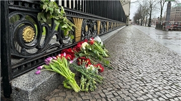 Blumen liegen am Zaun der Russischen Botschaft in Berlin: Bei einem Anschlag auf das Veranstaltungszentrum Crocus City Hall ist die Zahl der Toten nach Angaben der Ermittler weiter gestiegen.