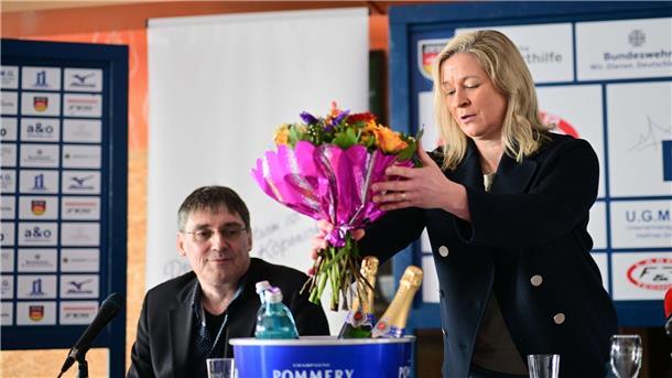 In Champagner-Laune: Pechstein fühlt sich frei und tritt ab Blumen und Champagner zum Abschied.