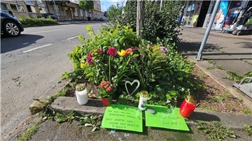 Blumen und Grablichter sind an der Unfallstelle aufgestellt worden.