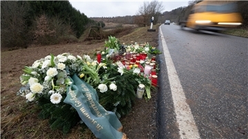 Blumen und Kerzen am Tatort, an dem Ende Januar 2022 bei Kusel zwei Polizeibeamte bei einer Verkehrskontrolle erschossen wurden.