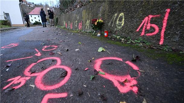 Blumen und Kerzen am Tatort in Illerkirchberg.