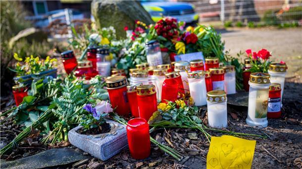 Gedenken an die vier Opfer in Brockel und Westervesede Blumen und Kerzen liegen vor dem Einfamilienhaus in Scheeßel, in dem sich in der Nacht zum 1. März eine der Gewalttaten ereignete.