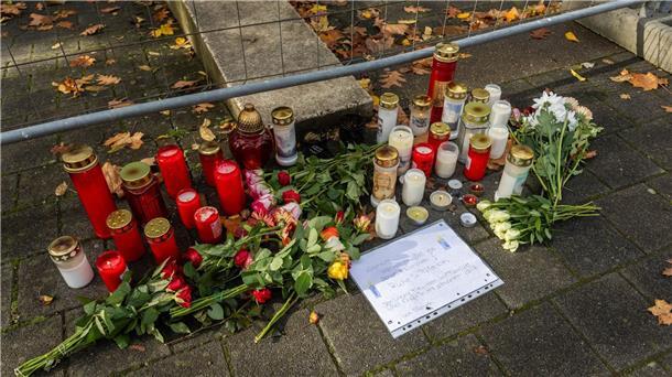 Verdächtiger von Offenburg kam wohl zu Hause an Todeswaffe Blumen und Kerzen liegen vor der Schule in Offenburg, in der sich die Bluttat ereignete. Die Sonderkommission „Mühlbach“ ermittelt in dem Fall.