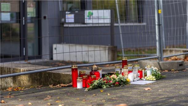 Experte klärt über Strafreife bei Jugendlichen auf Blumen und Kerzen liegen vor der Waldbachschule in Offenburg. Dort soll ein 15-jähriger Schüler einen Gleichaltrigen erschossen haben.