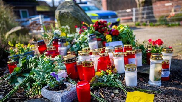 Gedenken an die vier Opfer der tödlichen Schüsse Blumen und Kerzen liegen vor einem Einfamilienhaus in Scheeßel.
