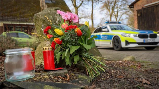Tote in Rotenburg: Opfer aus dem Umfeld des Täters Blumen und Kerzen stehen vor einem Haus in Westervesede in der Gemeinde Scheeßel, in dem ein Mann geschossen haben soll.