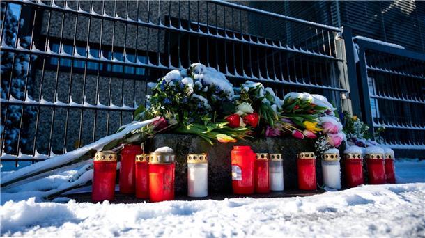 Debatte über Waffengesetze nach Amoktat von Hamburg Blumen und Kerzen vor dem Eingang zu der Kirche der Zeugen Jehovas in Hamburg.