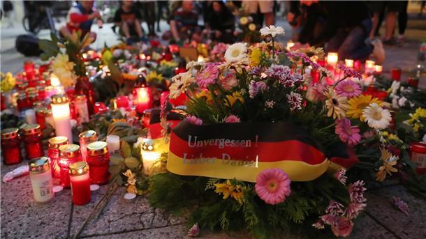 Messerangriff in Chemnitz: Verdächtiger in Türkei vermutet Blumen und Kerzen werden am Tatort in der Innenstadt von Chemnitz niedergelegt.
