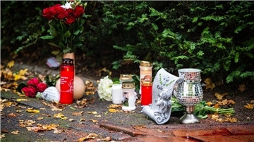 Blumen und Kerzen wurden am Tatort im Bremer Stadtteil Obervieland abgelegt. (Archivbild)