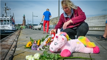 Blumen und Stofftiere sollen auf der Seebäderkaje an die Zehnjährige und auch ihre Mutter erinnern. Wie Heike Schröder gedachten am Freitag mehrere Menschen der Toten.