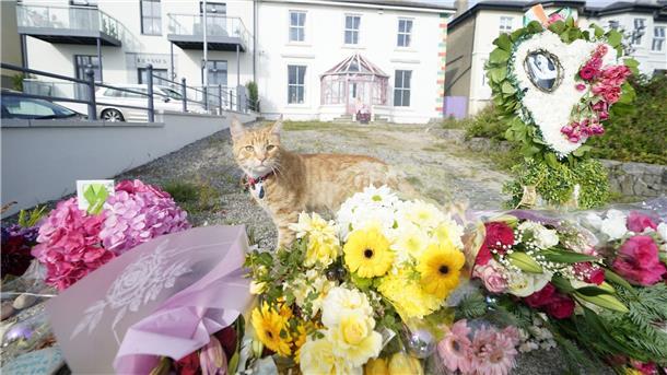 Zahlreiche Menschen nehmen Abschied von Sinéad O’Connor Blumen vor dem ehemaligen Haus der irischen Sängerin Sinéad O’Connor.