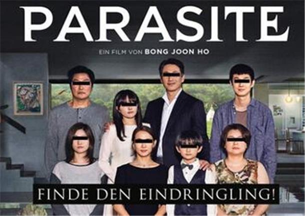 Zwei Familien posieren für ein Familienfoto. Schwarze Balken verdecken die Augen. Im Vordergrund steht der Titel: Parasite - Finde den Eindringling