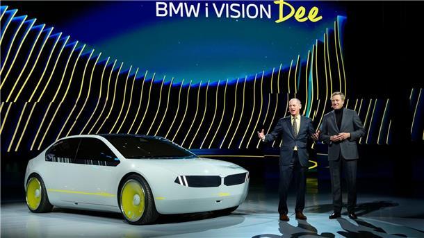 BMW-Chef Oliver Zipse (r) vor einem BMW I Vision Dee.