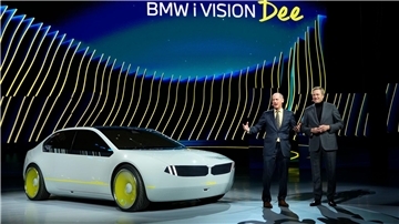 BMW-Chef Oliver Zipse (r) vor einem BMW I Vision Dee.