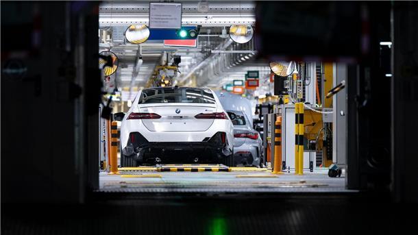 Bürgerentscheid über BMW-Batteriefabrik läuft an BMW will in Straßkirchen jährlich rund 600.000 Hochvoltakkus montieren, die dann in Dingolfing, Regensburg und München in die Elektroautos eingebaut werden.