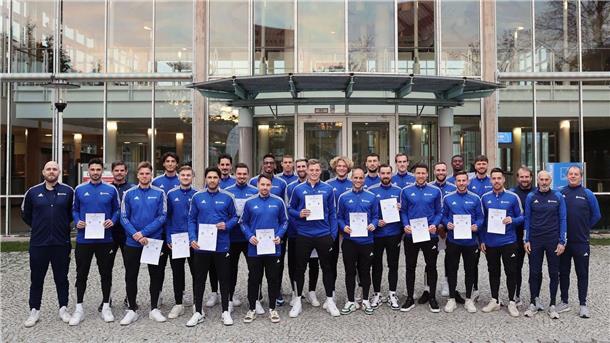 Boateng & Co. durften sich über die Trainer-Zertifikate freuen.