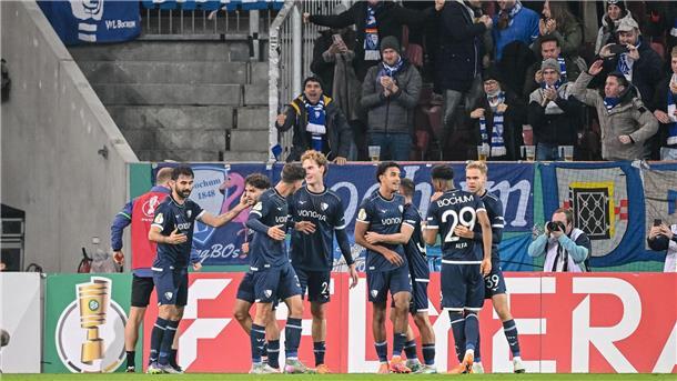 Augsburger Pokal-K.o. nächster Tiefschlag für Wagner Bochums Spieler jubeln nach dem Tor von Gerrit Holtmann (l).