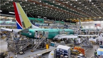 Boeing-Mitarbeiter arbeiten an der Endmontagelinie der 737 MAX im Boeing-Werk Renton, USA.