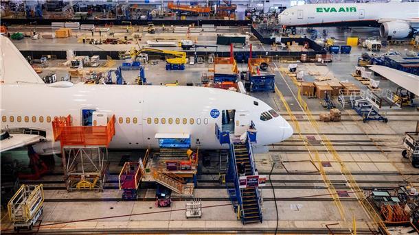 Boeing-Mitarbeiter montieren ein Flugzeug des Typs „Boeing 787“ im Hauptmontagegebäude auf dem Boeing-Campus in der US-Stadt North-Charleston.