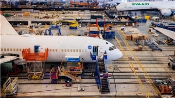 Boeing-Mitarbeiter montieren ein Flugzeug des Typs „Boeing 787“ im Hauptmontagegebäude auf dem Boeing-Campus in der US-Stadt North-Charleston.