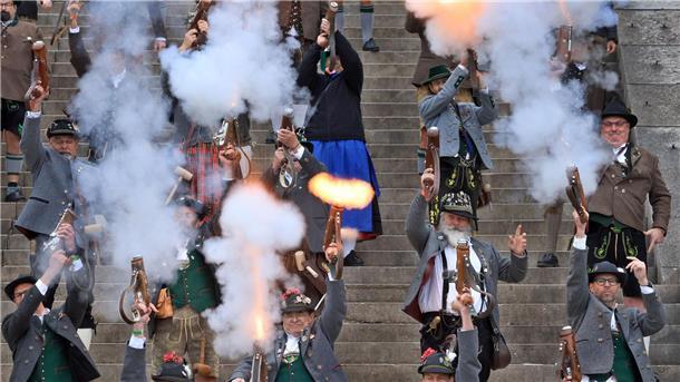 6,5 Millionen Besucher auf „Achterbahn-Wiesn“ Böllerschüsse zum Wiesn-Ende.