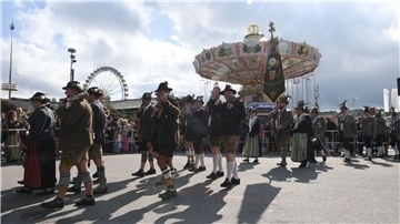 Böllerschützen verlassen den Platz unterhalb der Bavaria am letzten Tag des Oktroberfestes.