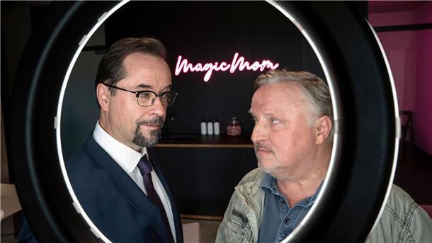 Wieder mal eine Topquote für den „Tatort“ aus Münster Boerne (l, Jan Josef Liefers) und Thiel (Axel Prahl) in einer Szene aus dem „Tatort - MagicMom“.