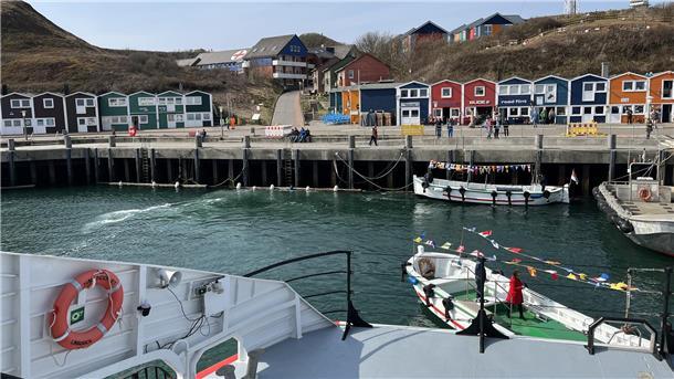 Helgoland-Urlaub per Schiff: 7 Unterschiede zwischen „Helgoland“ und „Halunder Jet“ Börteboote begrüßen den „Halunder Jet“ bei seiner ersten Anfahrt der Saison. Der Katamaran legt im Binnenhafen an – kürzester Weg zum Ort
