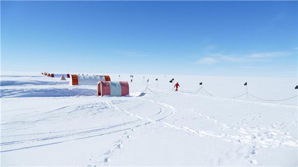 Eis der Antarktis kann rasant schwinden Bohr- und Wohnzelte einer Expedition am Skytrain Ice Rise in der Westantarktis.