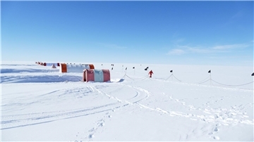 Bohr- und Wohnzelte einer Expedition am Skytrain Ice Rise in der Westantarktis.