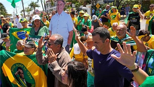 Ex-Präsident Bolsonaro in Brasilien vor historischem Urteil Bolsonaros Anhänger beten für den Ex-Präsidenten.
