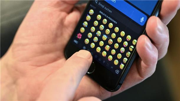 60 Jahre Boomer: Die Generation der Vielen in der Kritik Boomer sind leicht zu erkennen: Sie tippen mit einem Finger auf dem Handy.