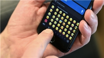 Boomer sind leicht zu erkennen: Sie tippen mit einem Finger auf dem Handy.