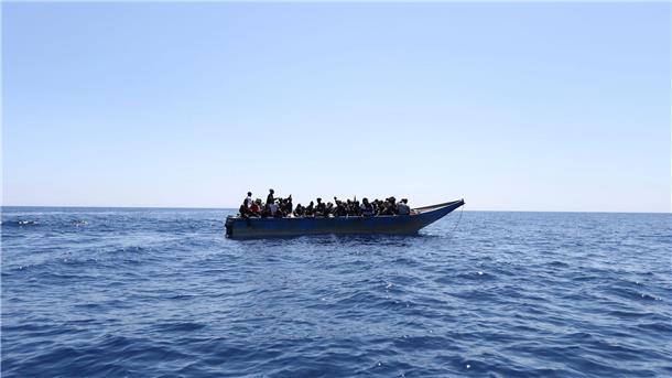 Boot mit Flüchtlingen vor der libyschen Küste. Seit Monaten versuchen sehr viele Menschen, von Nordafrika aus über die gefährliche Mittelmeerroute Süditalien zu erreichen.