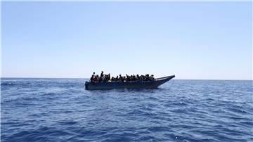 Boot mit Flüchtlingen vor der libyschen Küste. Seit Monaten versuchen sehr viele Menschen, von Nordafrika aus über die gefährliche Mittelmeerroute Süditalien zu erreichen.