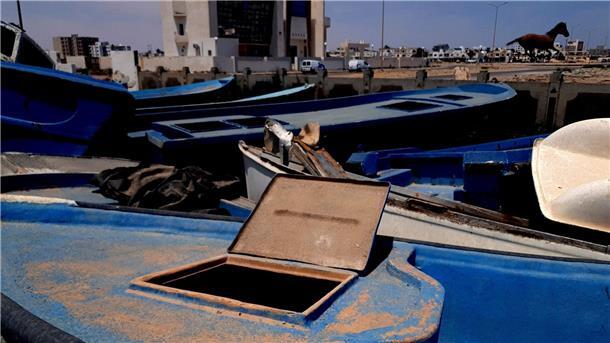 Boote liegen in der tunesischen Küstenstadt Zarzis am Strand (Archivbild).