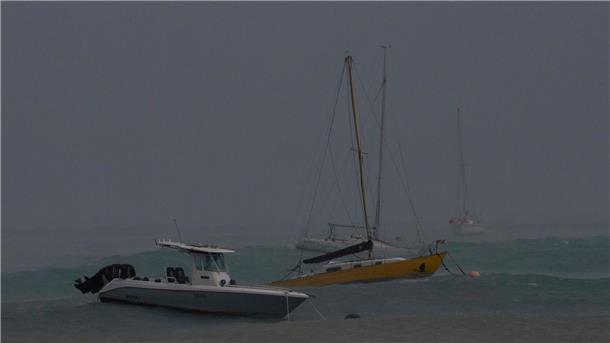 Schwerer Sturm „Beryl“ verliert an Kraft - sechs Tote Boote liegen während des Durchzugs von Hurrikan „Beryl“ in der Carlisle Bay vor Anker.