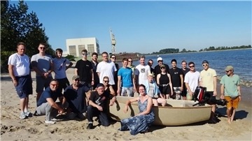Gruppe mit Boot