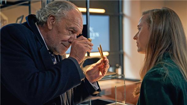 Liebe, Lust und Diamanten im „Zürich-Krimi“ Borchert (Christian Kohlund, li.) und Greta (Nurit Hirschfeld) begutachten die Diamanten.