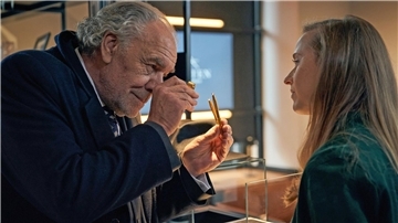 Borchert (Christian Kohlund, li.) und Greta (Nurit Hirschfeld) begutachten die Diamanten.