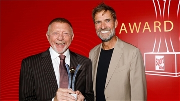 Boris Becker (l), Preisträger in der Kategorie „Legende“, und Laudator Jürgen Klopp stehen zusammen.