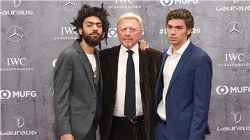 Boris Becker (m) mit seinen Söhnen Noah (l) und Elias (r) bei der Verleihung der Laureus World Sports Awards 2020 in Berlin.