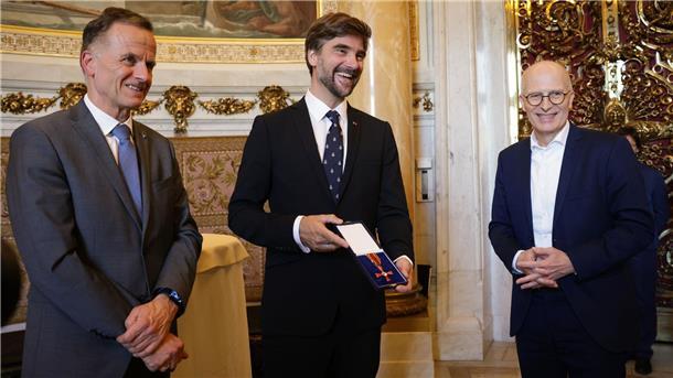 Segel-Star mit Botschaft: Herrmann vor zweiter Vendée Globe Boris Herrmann (M) bei der Verleihung des Bundesverdienstkreuzes im Hamburger Rathaus durch den Ersten Bürgermeister Peter Tschentscher (SPD, r) und Sportstaatsrat Christoph Holstein (SPD),