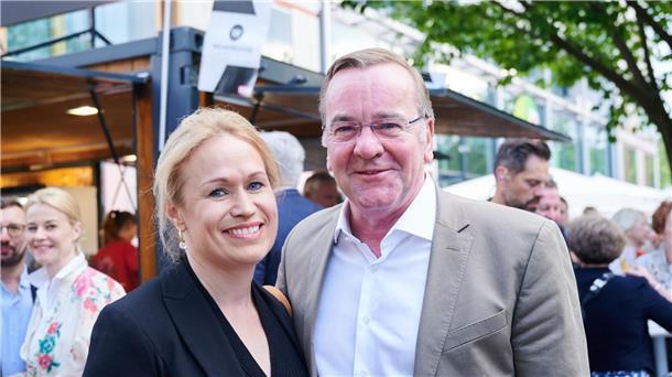 Verteidigungsminister Pistorius hat geheiratet Boris Pistorius und Julia Schwanholz haben sich zwischen den Jahren das Jawort gegeben.