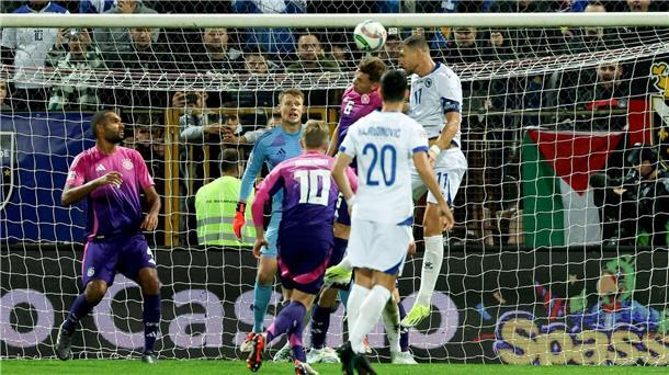 Debüt „sehr schön“: Aber Nübel ärgert das Gegentor Bosniens baumlanger Angreifer Edin Dzeko (r) ist höher in der Luft als Joshua Kimmich und überwindet per Kopf Torwart Alexander Nübel.