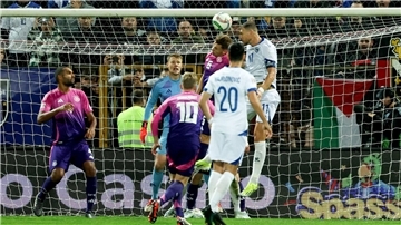 Bosniens baumlanger Angreifer Edin Dzeko (r) ist höher in der Luft als Joshua Kimmich und überwindet per Kopf Torwart Alexander Nübel.